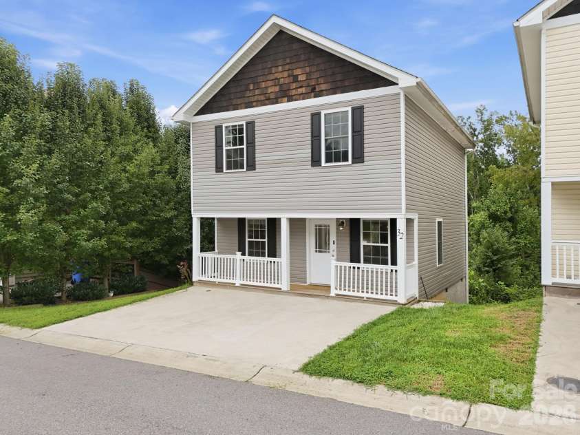 32 Jeff Drive, Asheville, NC 28806.  MLS# CAR4414336, YatesRealty ID 43827. 