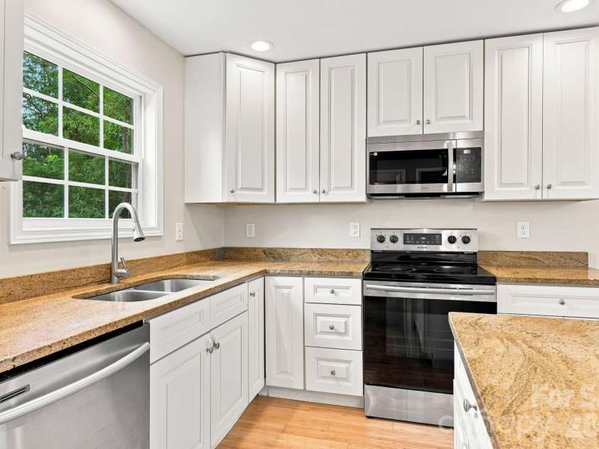 32 Jeff Drive, Asheville, NC 28806.  MLS# CAR4414336, YatesRealty ID 43827. 