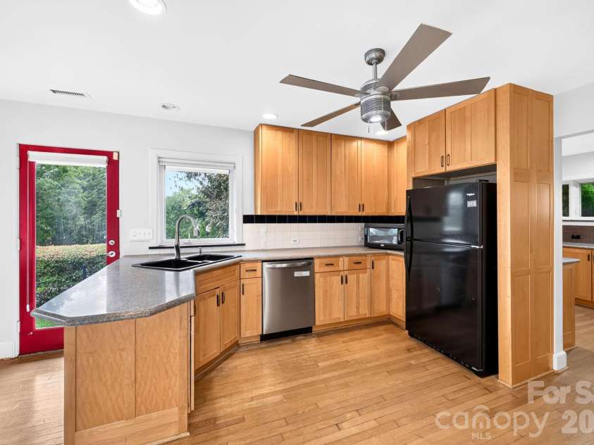 159 Kimberly Avenue, Asheville, NC 28804.  MLS# CAR4347398, YatesRealty ID 43831. 
