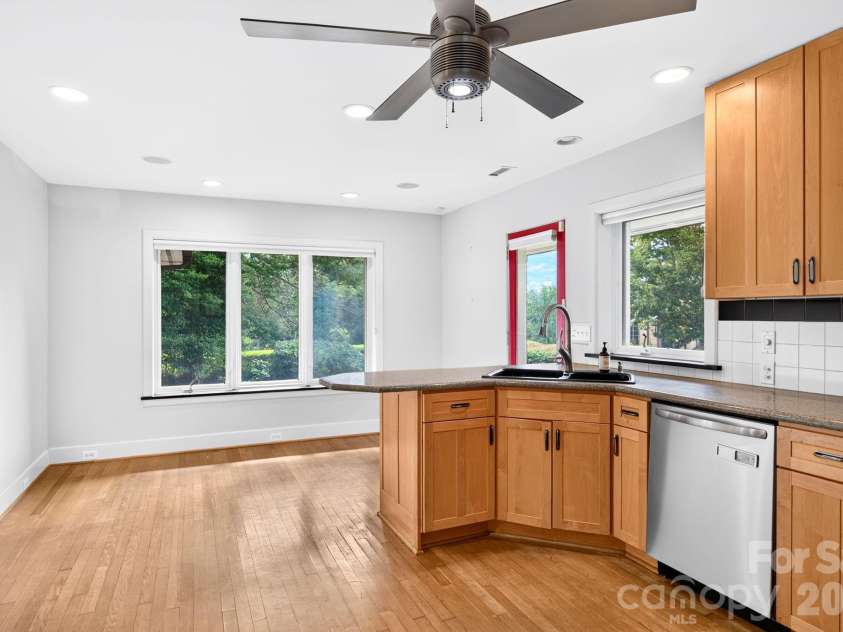 159 Kimberly Avenue, Asheville, NC 28804.  MLS# CAR4347398, YatesRealty ID 43831. 
