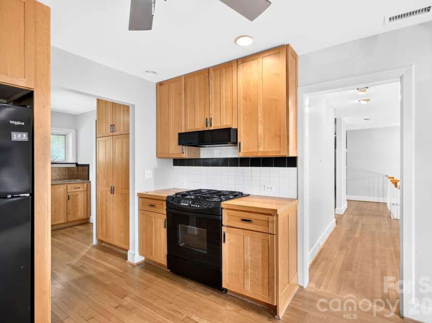 159 Kimberly Avenue, Asheville, NC 28804.  MLS# CAR4347398, YatesRealty ID 43831. 