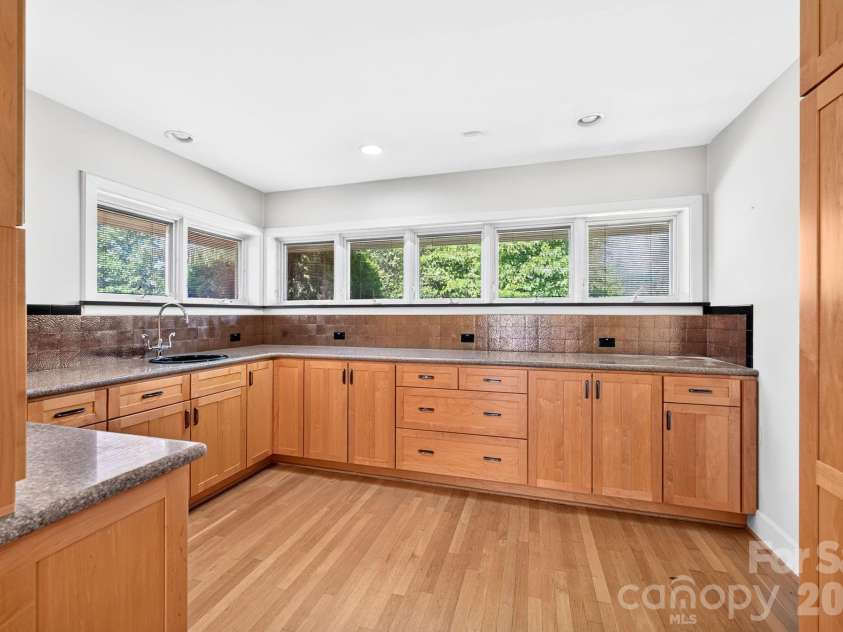 159 Kimberly Avenue, Asheville, NC 28804.  MLS# CAR4347398, YatesRealty ID 43831. 