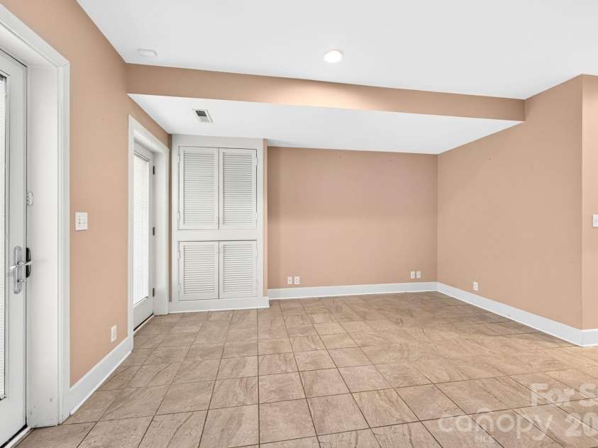159 Kimberly Avenue, Asheville, NC 28804.  MLS# CAR4347398, YatesRealty ID 43831. 