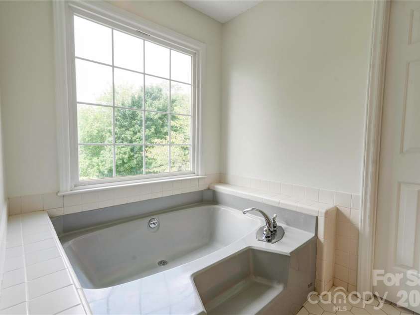 144 Oak Point Drive, Cherryville, NC 28021.  MLS# CAR4412077, YatesRealty ID 43836. Primary Bath