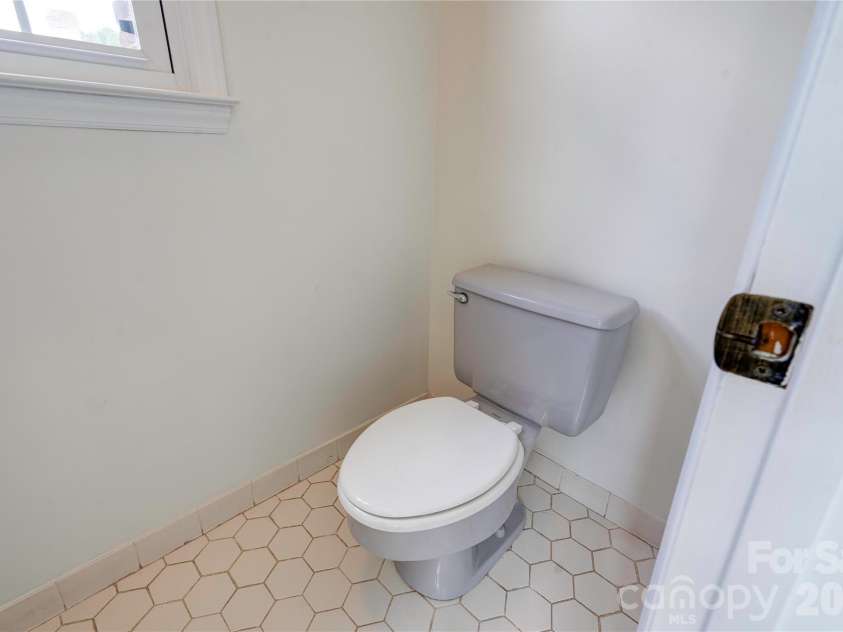 144 Oak Point Drive, Cherryville, NC 28021.  MLS# CAR4412077, YatesRealty ID 43836. Primary Bath