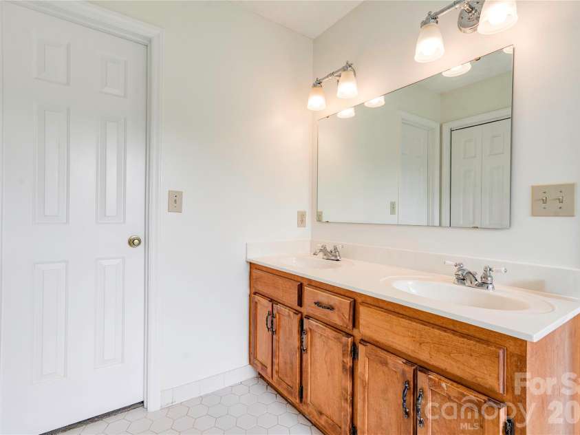 144 Oak Point Drive, Cherryville, NC 28021.  MLS# CAR4412077, YatesRealty ID 43836. Primary Bath