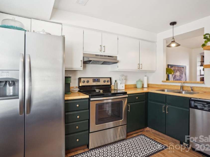 5300 Fair Wind Lane, Charlotte, NC 28212.  MLS# CAR4204488, YatesRealty ID 4384. 