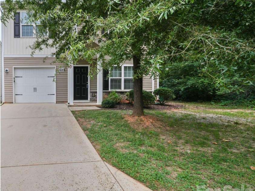 6013 Vista Woods Lane, Charlotte, NC 28215.  MLS# CAR4413340, YatesRealty ID 43842. Alternate Front View