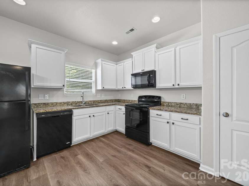 6013 Vista Woods Lane, Charlotte, NC 28215.  MLS# CAR4413340, YatesRealty ID 43842. Kitchen