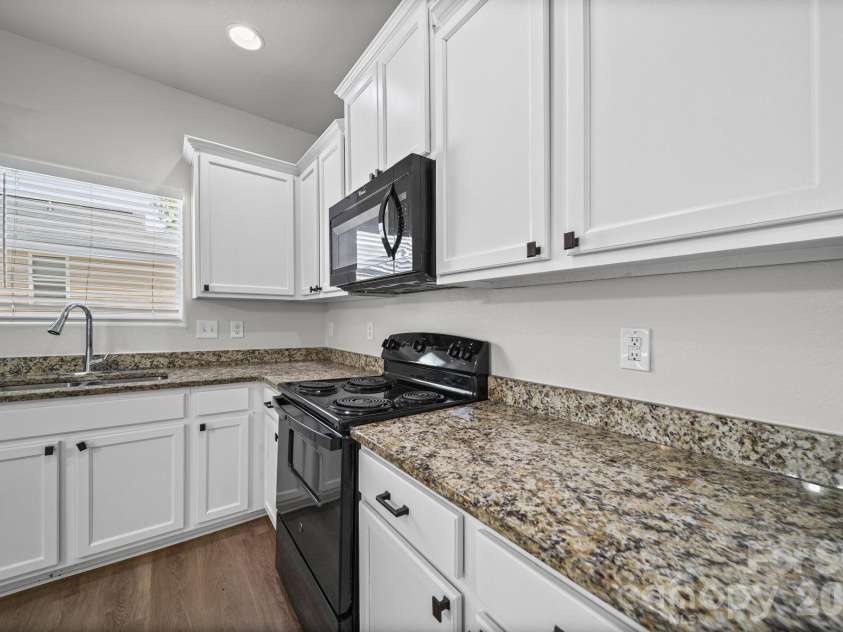 6013 Vista Woods Lane, Charlotte, NC 28215.  MLS# CAR4413340, YatesRealty ID 43842. Kitchen