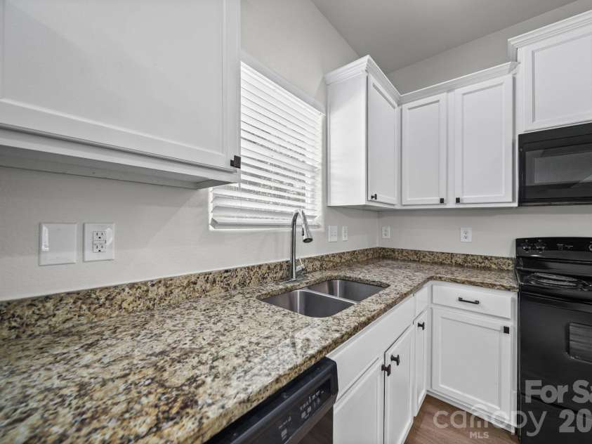 6013 Vista Woods Lane, Charlotte, NC 28215.  MLS# CAR4413340, YatesRealty ID 43842. Kitchen