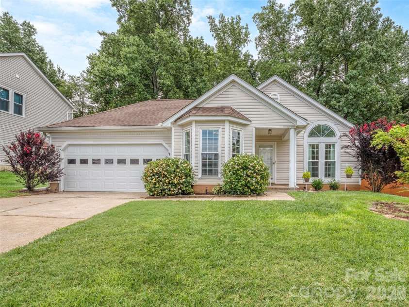 4522 Avalon Forest Lane, Charlotte, NC 28269.  MLS# CAR4413237, YatesRealty ID 43843. 