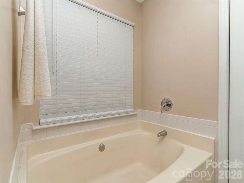 4522 Avalon Forest Lane, Charlotte, NC 28269.  MLS# CAR4413237, YatesRealty ID 43843. 