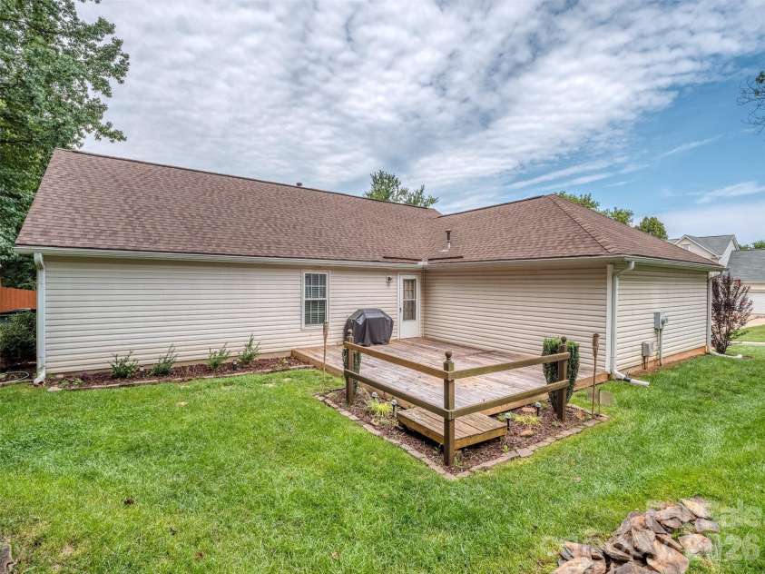 4522 Avalon Forest Lane, Charlotte, NC 28269.  MLS# CAR4413237, YatesRealty ID 43843. 
