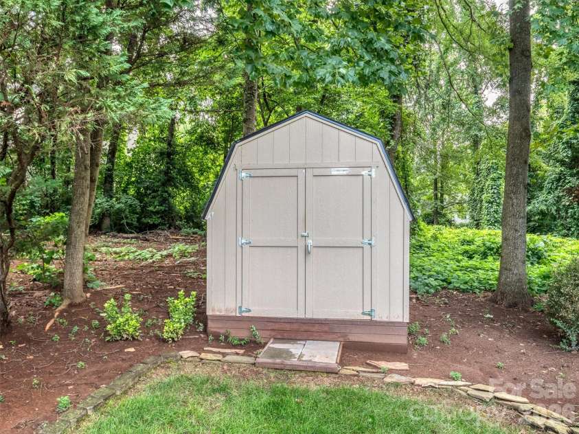 4522 Avalon Forest Lane, Charlotte, NC 28269.  MLS# CAR4413237, YatesRealty ID 43843. 
