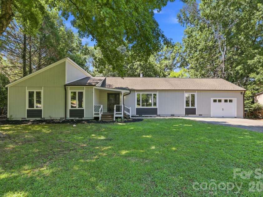 9110 Raintree Lane, Charlotte, NC 28277.  MLS# CAR4408617, YatesRealty ID 43847. 