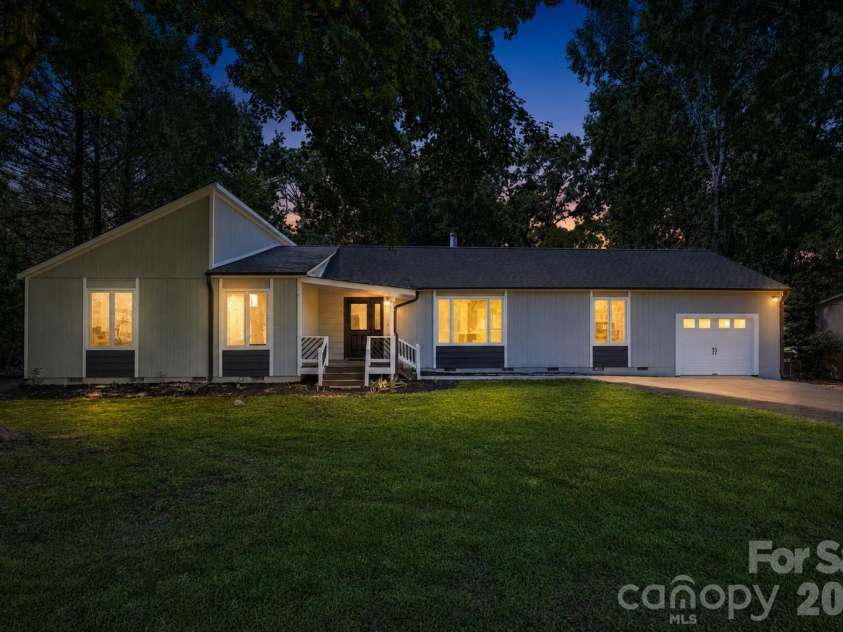 9110 Raintree Lane, Charlotte, NC 28277.  MLS# CAR4408617, YatesRealty ID 43847. 