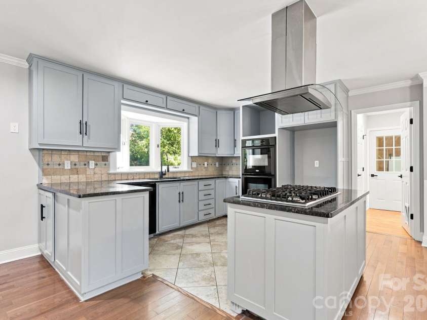 9110 Raintree Lane, Charlotte, NC 28277.  MLS# CAR4408617, YatesRealty ID 43847. 