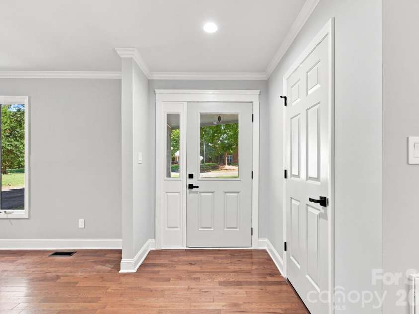 9110 Raintree Lane, Charlotte, NC 28277.  MLS# CAR4408617, YatesRealty ID 43847. 