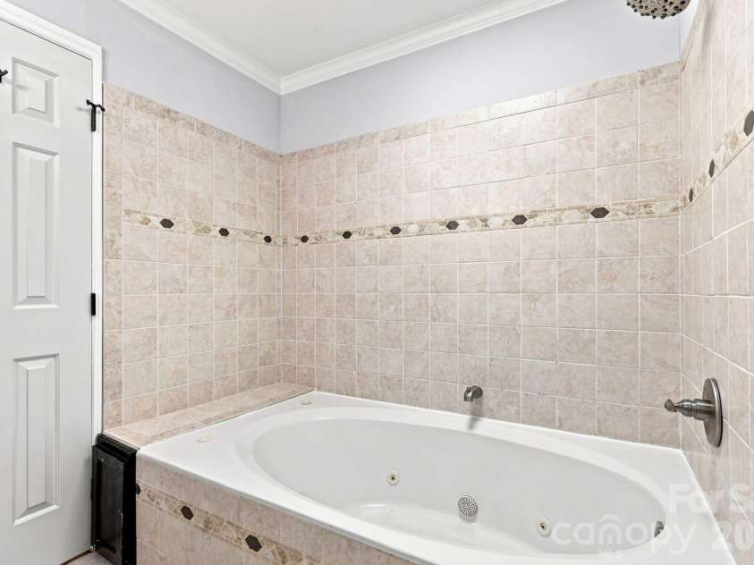 9110 Raintree Lane, Charlotte, NC 28277.  MLS# CAR4408617, YatesRealty ID 43847. 