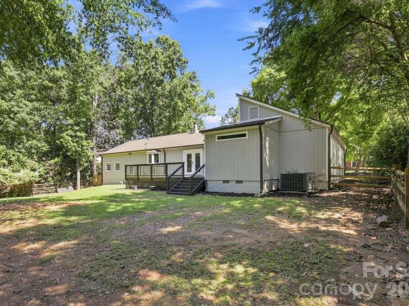 9110 Raintree Lane, Charlotte, NC 28277.  MLS# CAR4408617, YatesRealty ID 43847. 