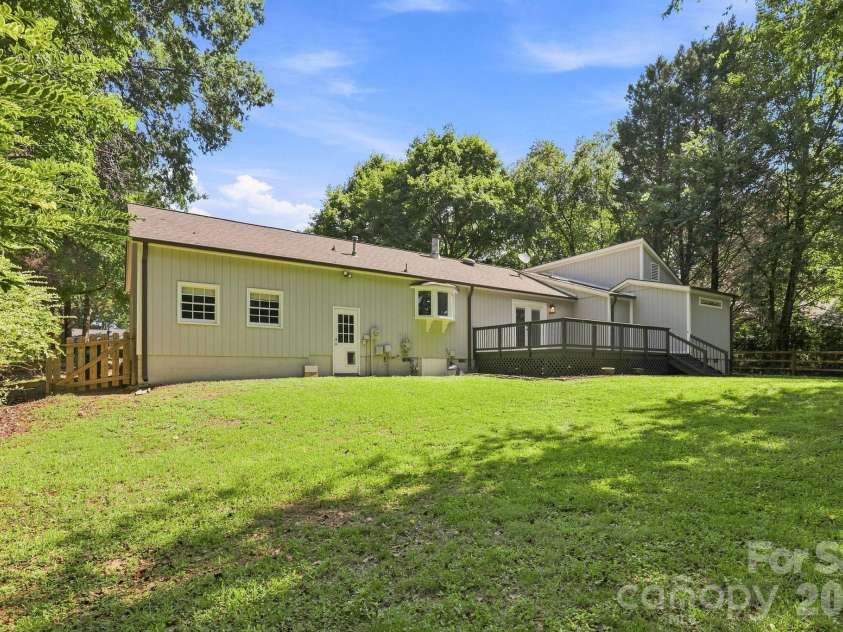 9110 Raintree Lane, Charlotte, NC 28277.  MLS# CAR4408617, YatesRealty ID 43847. 