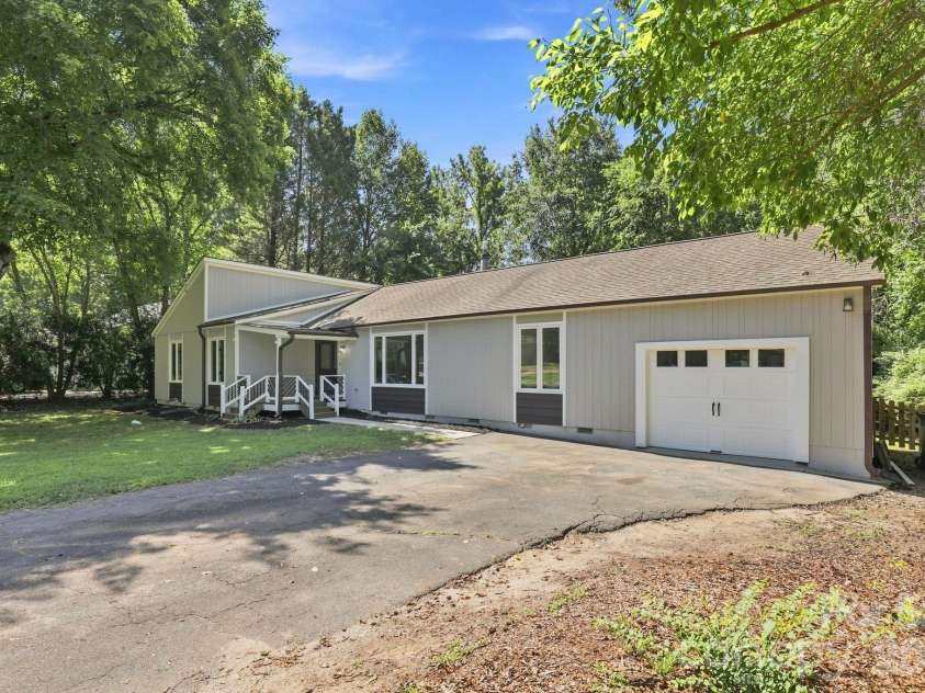 9110 Raintree Lane, Charlotte, NC 28277.  MLS# CAR4408617, YatesRealty ID 43847. 