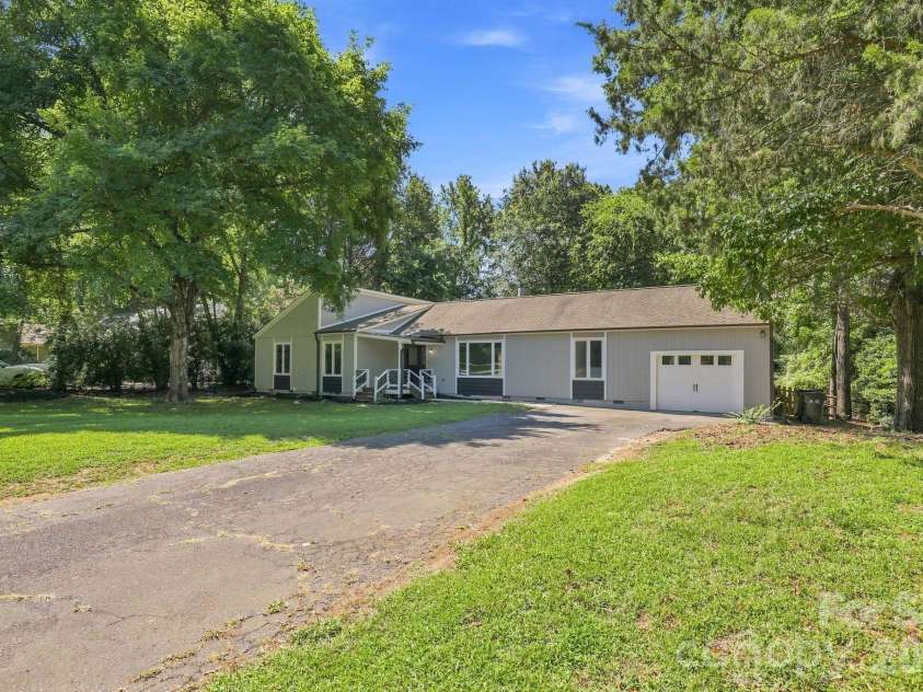 9110 Raintree Lane, Charlotte, NC 28277.  MLS# CAR4408617, YatesRealty ID 43847. 