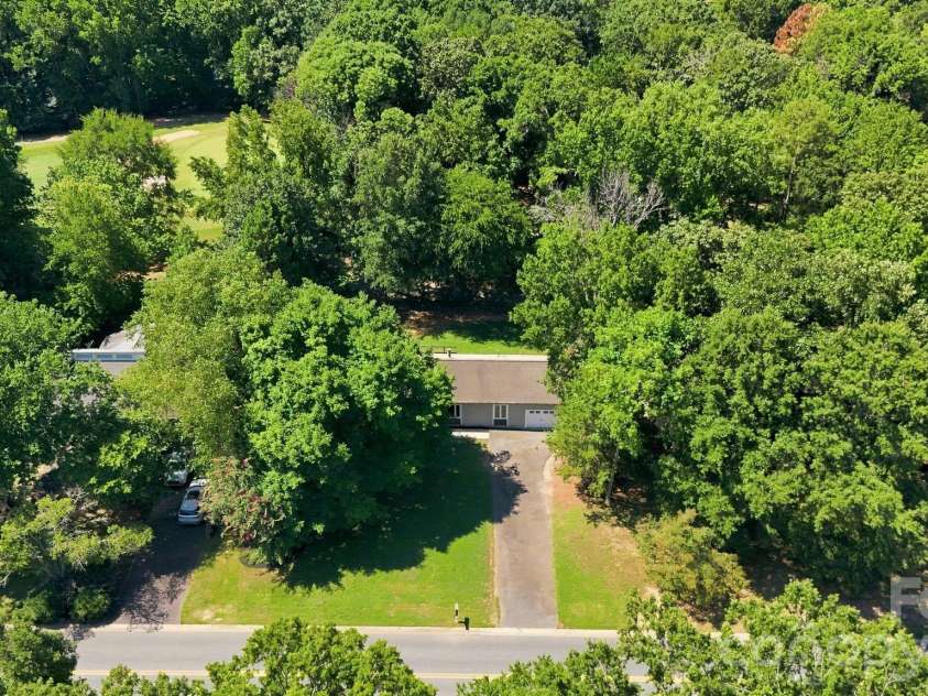 9110 Raintree Lane, Charlotte, NC 28277.  MLS# CAR4408617, YatesRealty ID 43847. 
