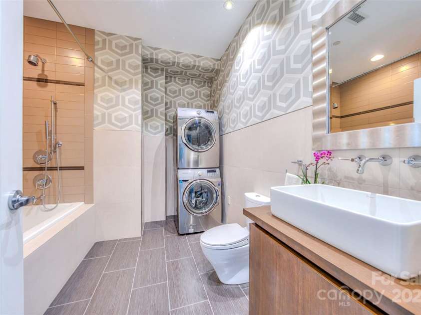 12 Lexington Avenue, Asheville, NC 28801.  MLS# CAR4237446, YatesRealty ID 4385. Upper Level Bath