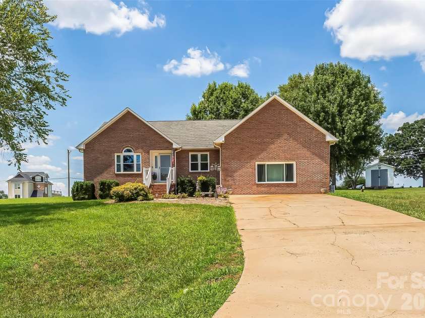 3955 Northernmistic Drive, Maiden, NC 28650.  MLS# CAR4402168, YatesRealty ID 43854. 