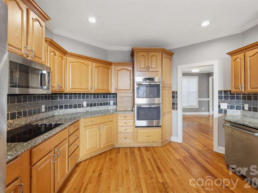 1064 Baker Barn Road, Hickory, NC 28602.  MLS# CAR4410717, YatesRealty ID 43856. 