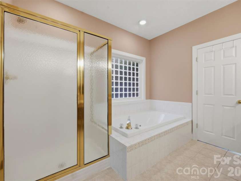 1064 Baker Barn Road, Hickory, NC 28602.  MLS# CAR4410717, YatesRealty ID 43856. 