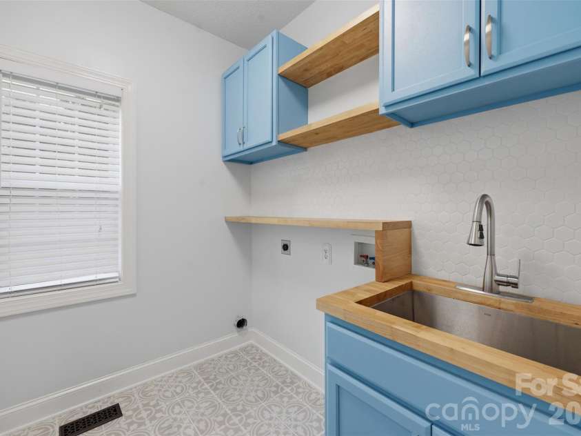 1064 Baker Barn Road, Hickory, NC 28602.  MLS# CAR4410717, YatesRealty ID 43856. 