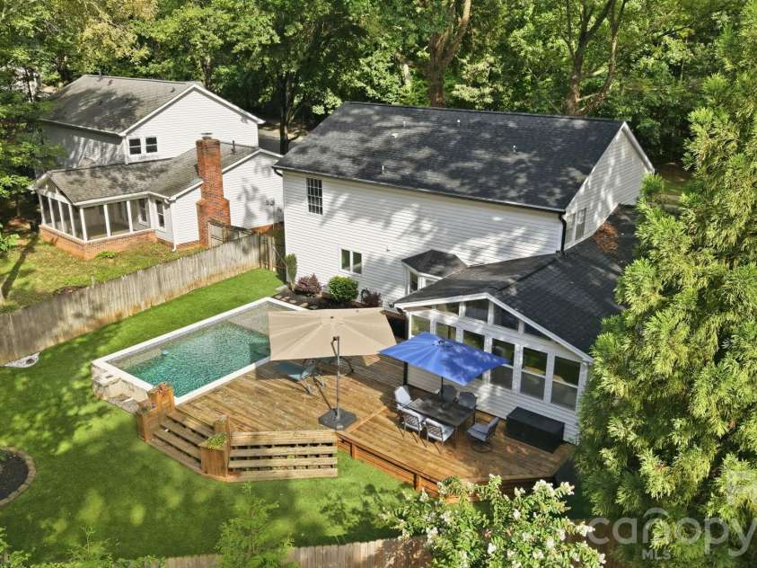 2512 Crescent Knoll Drive, Matthews, NC 28105.  MLS# CAR4409258, YatesRealty ID 43858. 