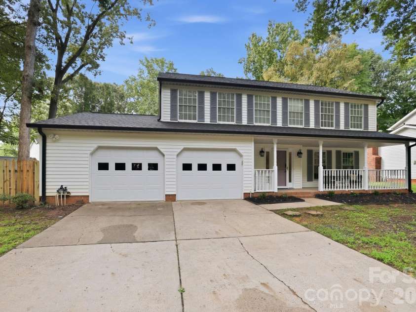 2512 Crescent Knoll Drive, Matthews, NC 28105.  MLS# CAR4409258, YatesRealty ID 43858. 