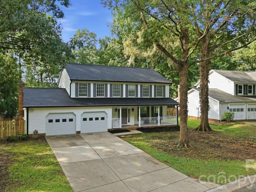 2512 Crescent Knoll Drive, Matthews, NC 28105.  MLS# CAR4409258, YatesRealty ID 43858. 