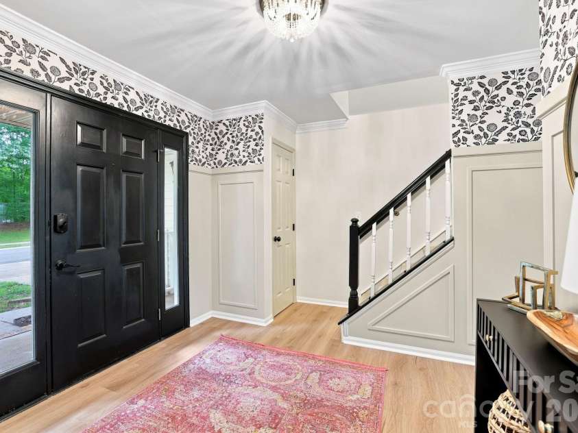 2512 Crescent Knoll Drive, Matthews, NC 28105.  MLS# CAR4409258, YatesRealty ID 43858. 