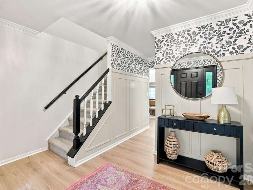 2512 Crescent Knoll Drive, Matthews, NC 28105.  MLS# CAR4409258, YatesRealty ID 43858. 