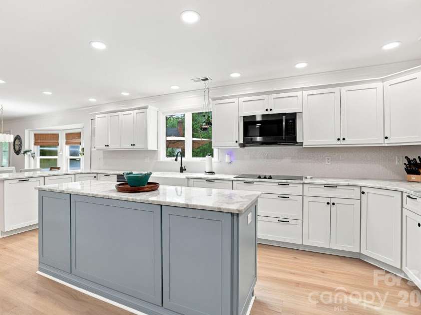 2512 Crescent Knoll Drive, Matthews, NC 28105.  MLS# CAR4409258, YatesRealty ID 43858. 