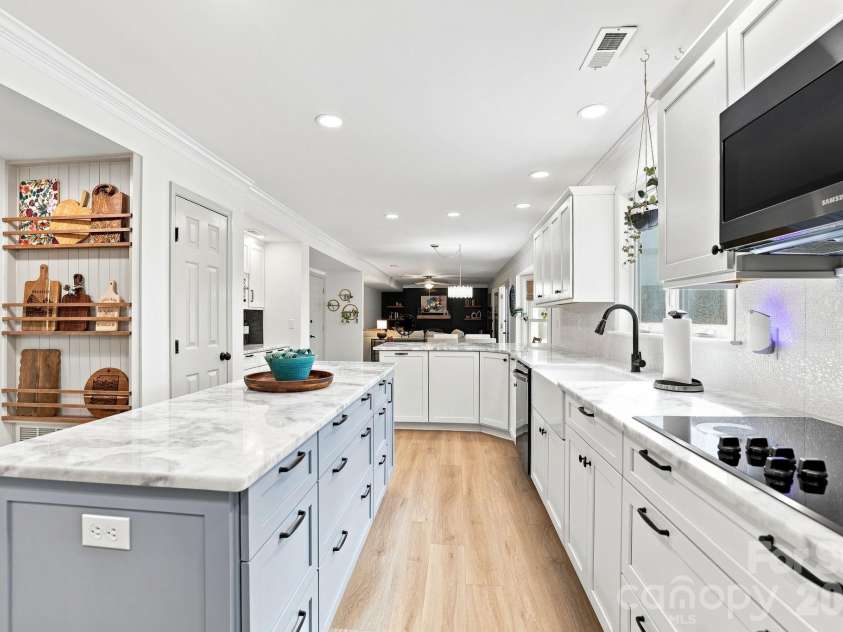 2512 Crescent Knoll Drive, Matthews, NC 28105.  MLS# CAR4409258, YatesRealty ID 43858. 