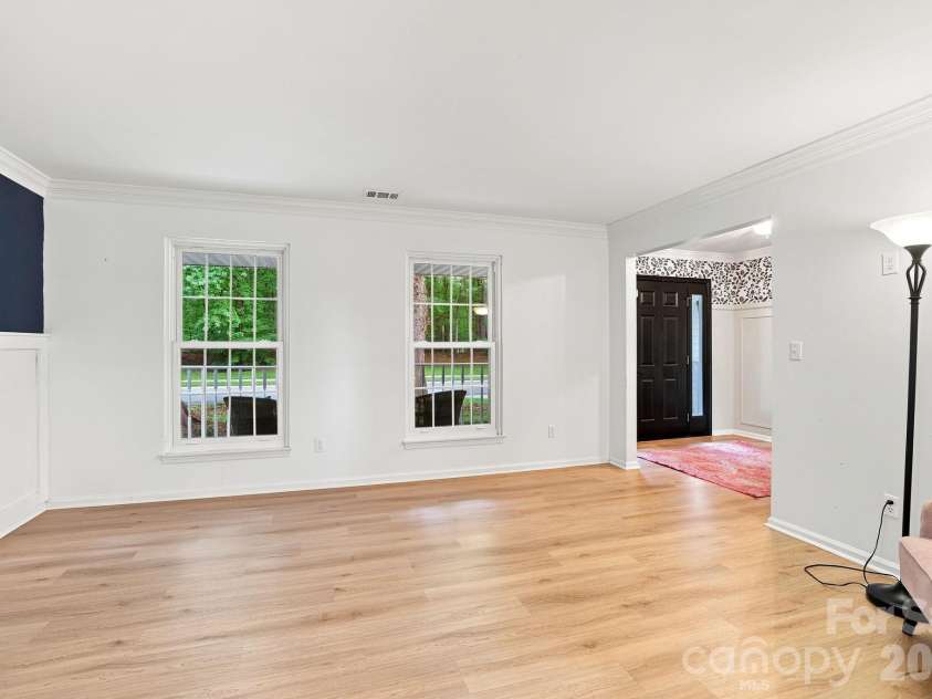 2512 Crescent Knoll Drive, Matthews, NC 28105.  MLS# CAR4409258, YatesRealty ID 43858. 