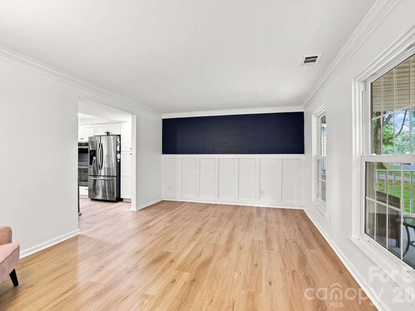 2512 Crescent Knoll Drive, Matthews, NC 28105.  MLS# CAR4409258, YatesRealty ID 43858. 