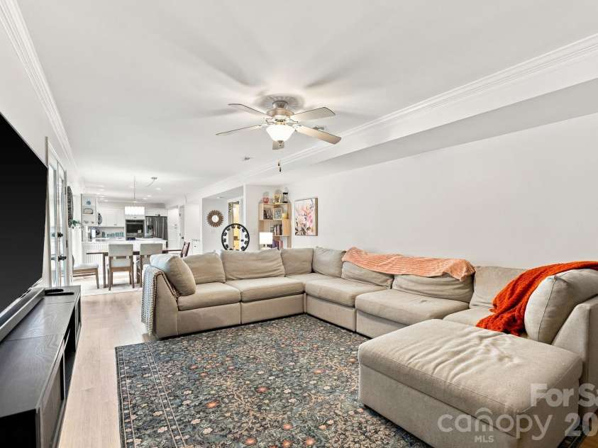 2512 Crescent Knoll Drive, Matthews, NC 28105.  MLS# CAR4409258, YatesRealty ID 43858. 