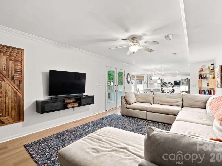 2512 Crescent Knoll Drive, Matthews, NC 28105.  MLS# CAR4409258, YatesRealty ID 43858. 