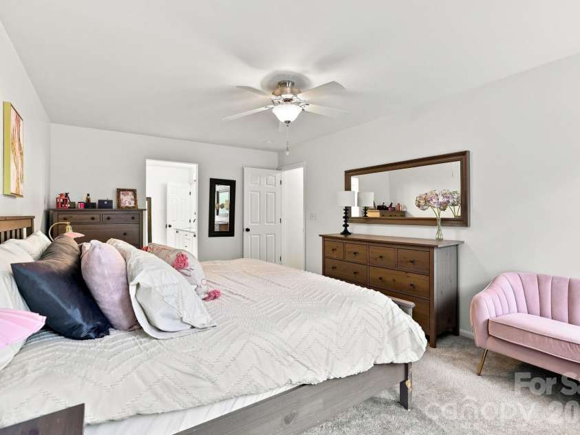 2512 Crescent Knoll Drive, Matthews, NC 28105.  MLS# CAR4409258, YatesRealty ID 43858. 