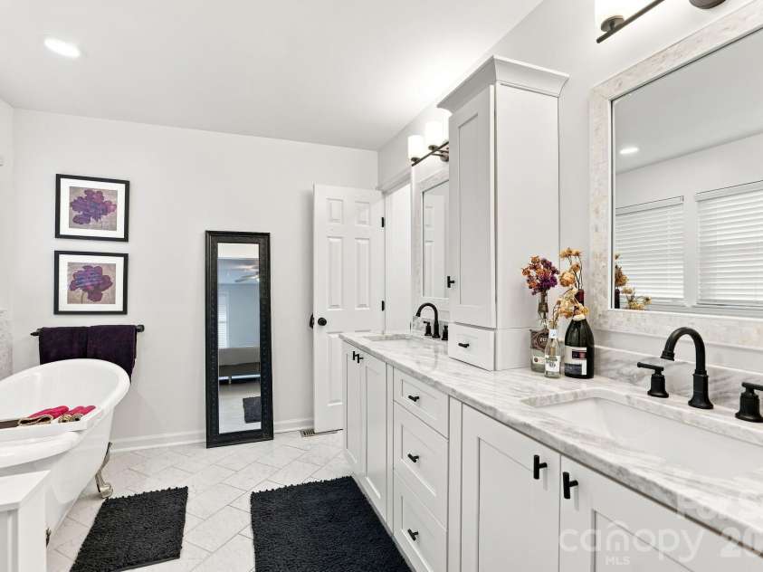 2512 Crescent Knoll Drive, Matthews, NC 28105.  MLS# CAR4409258, YatesRealty ID 43858. 