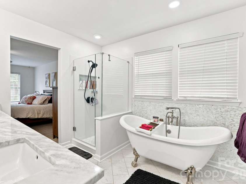 2512 Crescent Knoll Drive, Matthews, NC 28105.  MLS# CAR4409258, YatesRealty ID 43858. 