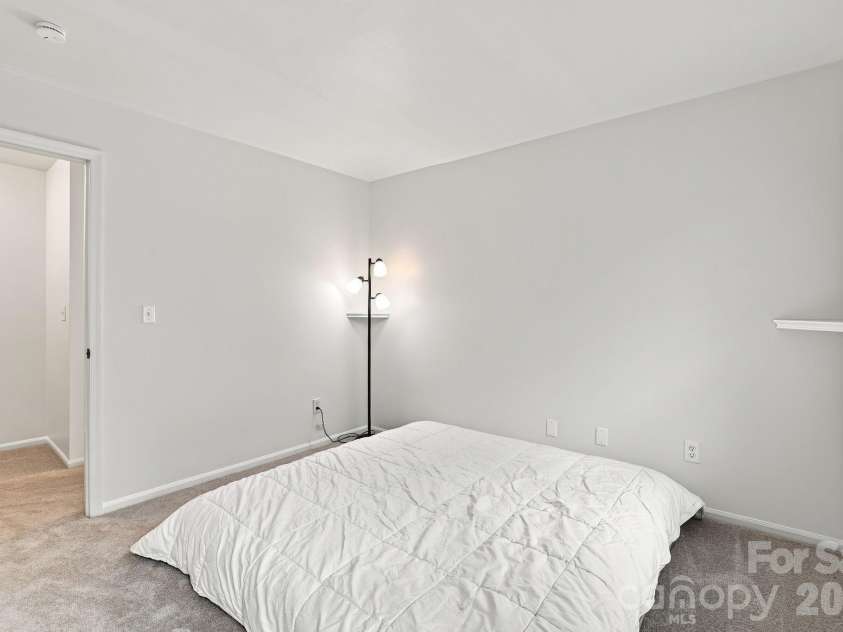 2512 Crescent Knoll Drive, Matthews, NC 28105.  MLS# CAR4409258, YatesRealty ID 43858. 