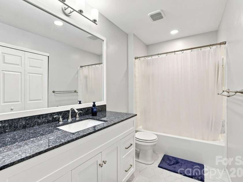 2512 Crescent Knoll Drive, Matthews, NC 28105.  MLS# CAR4409258, YatesRealty ID 43858. 
